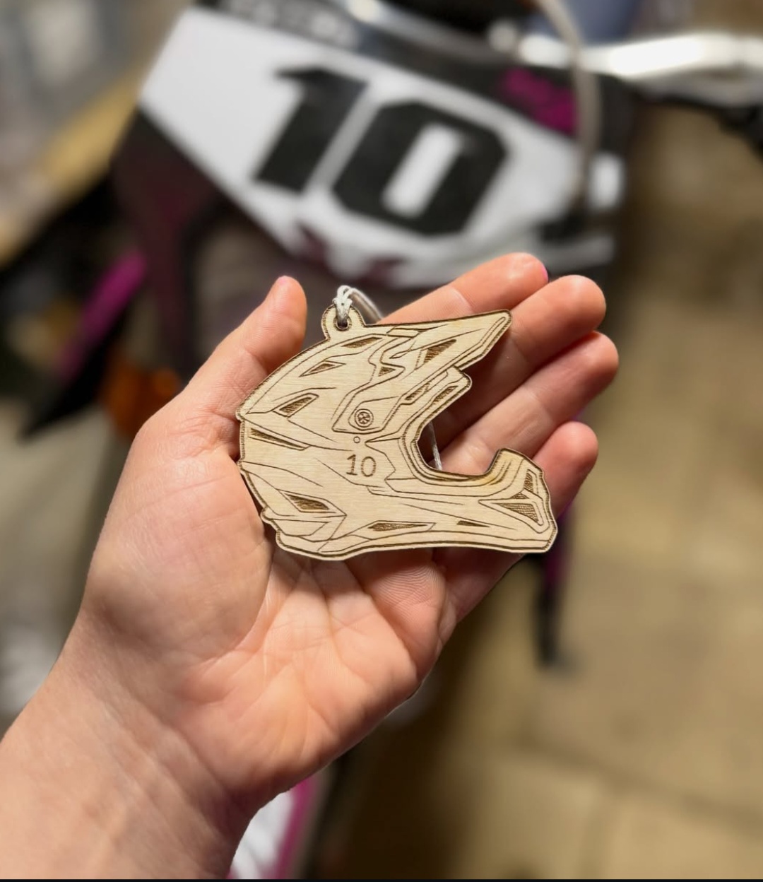 Motocross Helm Gravur Holzanhänger